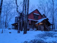 Parade of Homes Cabin w/hot tub, outdoor fireplace, community riverfront! - Træningscentre