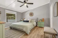 Water Front Lake Cabin Pet Friendly and FREE Paddle Boat and Kayaks!