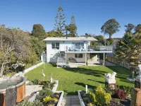 Absolute Beachfront Oasis with Sea Views & Hot Tub Hotels in Ruby Bay