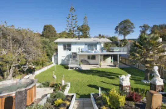 Absolute Beachfront Oasis with Sea Views & Hot Tub โรงแรมใน