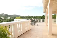 Luxury 3,000SF, 6 guests, 3 BR, 3 BA, Free Wi-Fi, AC, 5-10 Min beaches.