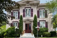 Adirondack Mansion w/Heated Inground Pool & Game Room! 45-60 Min to Saratoga! 글로버스빌 호텔