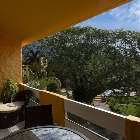 Beautiful 2 BR condo, pool, tenis court on Palma Real golf course