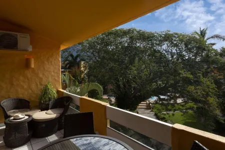 Beautiful 2 BR condo, pool, tenis court on Palma Real golf course