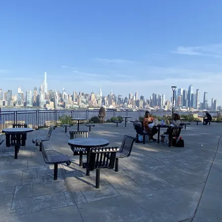 Nice 2 Bedroom Apt with Patio