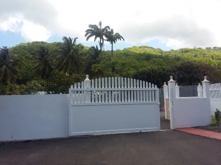 VERY NICE GÎTE- CAR RENTAL -SPA-POOL-BEACH ON FOOT- BEACH EQUIPMENT RENTAL Отели рядом с достопримечательностью «Deshaies»