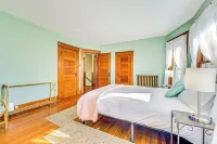 'Chestnut Hill' Vintage Farmhouse w/ Deck & Yard Hotels in Atlantic