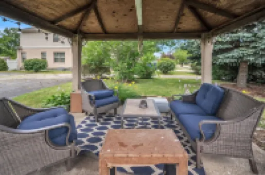 Serene & Charming 5Br des Plaines Getaway 5 Bedroom Home by RedAwning