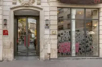 โรงแรมเลอ 123 เอลีเซ่ - แอสโทเทล โรงแรมในปารีส