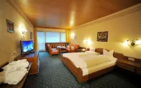 Thermal-Badhotel Kirchler Hotels in Madseit