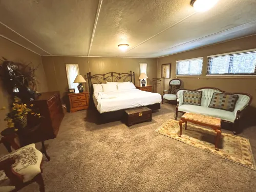 Lake Side Three Bedroom, Two Bath House on Lake Ouachita with Private Hot Tub. by RedAwning Hotels in Mount Ida