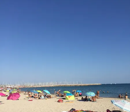 Sunny & spacious 2BR condo on beach 5min to shops Отели в г. Палава-Ле-Фло