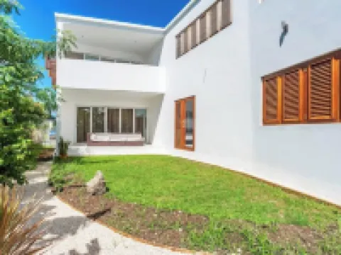 Large modern villa with pool on West Coast near beach & restaurants w/ parking. ドゥランツのホテル