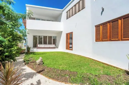 Large modern villa with pool on West Coast near beach & restaurants w/ parking.