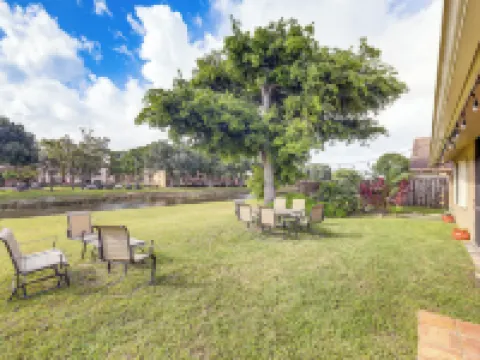Riverfront Backyard & Grill: Sunrise Family Home Hotels in Sunrise
