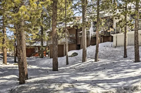 Tahoe Area Townhome < 1 Mi to Heavenly Lifts! Отели в г. Стейтлайн