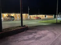 Laci's Country Inn - parking