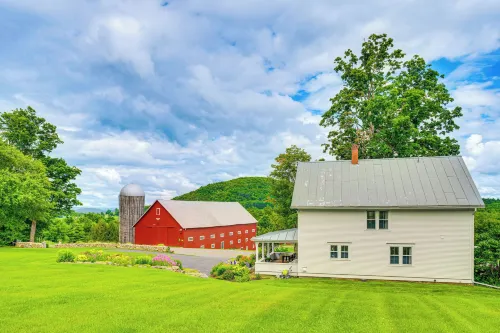 Idyllic Vermont Farmhouse: Mtn Views on 200 Acres! - parking