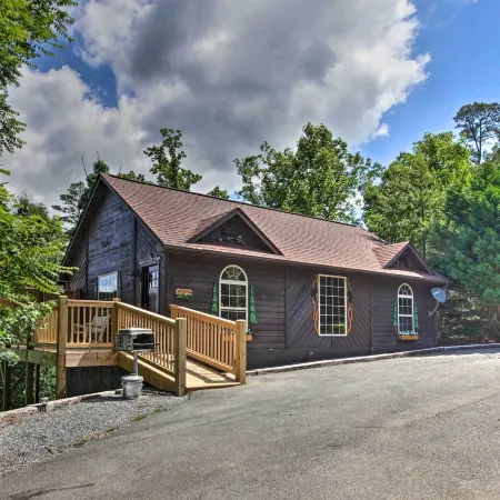 Sevierville Overlook Cabin 9 Miles to Gatlinburg!