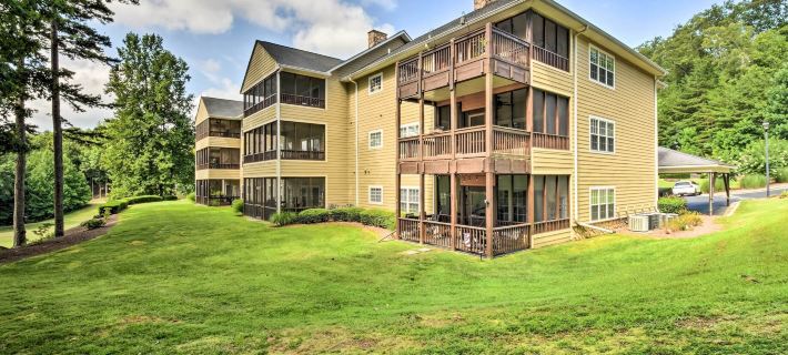 Sunny Clayton Condo on Kingwood Golf Course! Hotels in Clayton