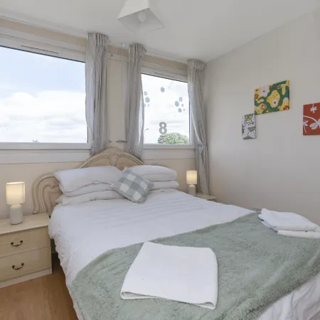 Bungalow Royal Infirmary Hospital Airport Free Moet and Parking B
