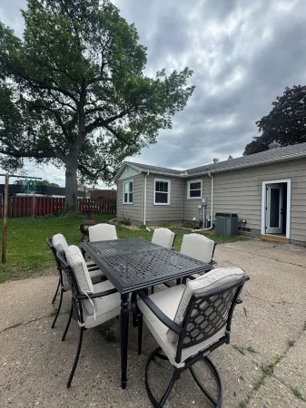 3BR Ranch / Near Hospitals, Universities, Bluff, River, Coffee Shop, & More!