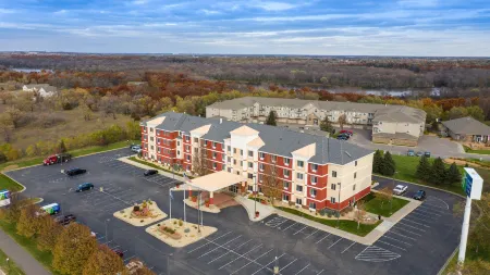Holiday Inn Express & Suites ST. Cloud Отели рядом с достопримечательностью «Государственный университет Сент-Клауд»