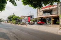 RedDoorz near Kampung Inggris Pare Hotel dekat Taman Kilisuci Pare Kediri