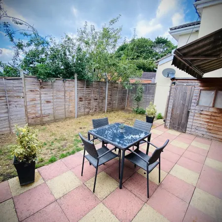 Modern-PetFriendly-PrivateGarden-Family-20Mintoldn