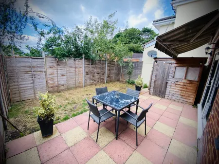 Modern-PetFriendly-PrivateGarden-Family-20Mintoldn Отели рядом со станцией Stevenage Railway Station