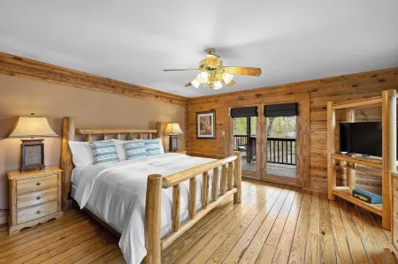 Lakeside Lodge by Avantstay Hot Tub + Dock