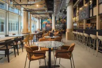 Moxy Nice Hotels in Сен-Лоран-дю-Вар