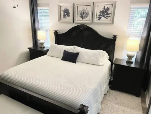 ISLAND VIBE ~ Close to Beach, Downtown, Egan’s Creek with Fire Pit! Super CLEAN! Hotels in Fernandina Beach