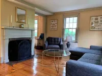 Maple Suite- Private  Ground Floor Apartment in Front of Smith College Hotels in Northampton