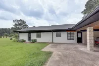 < 1 Mi to Sau: Newly Renovated Home w/ Yard! - WiFi