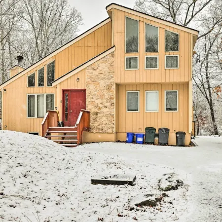Hot Tub + Deck: Pet-Friendly Poconos Getaway!