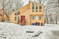 Hot Tub + Deck: Pet-Friendly Poconos Getaway! - Pet friendly