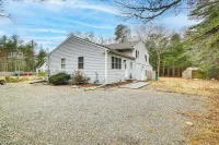 2 Mi to Beach: Falmouth Group Getaway w/ Game Room - Parkplatz