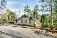 Pool & Golf Club! Riverfront Retreat in Newland - Homestays
