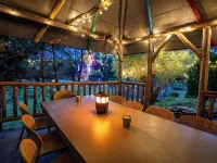 Private log cabin nestled at the base of a secluded wooded area Hotels in Highland