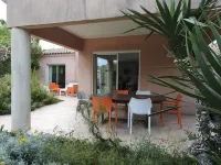 Upscale villa near UZES, private swimming pool, enclosed grounds, Wifi. Hotels in Collias