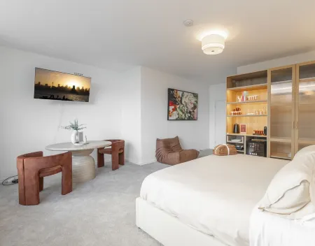 KozyGuru | Forestville | Modern Hotel-Style Studio Отели в г. Seaforth