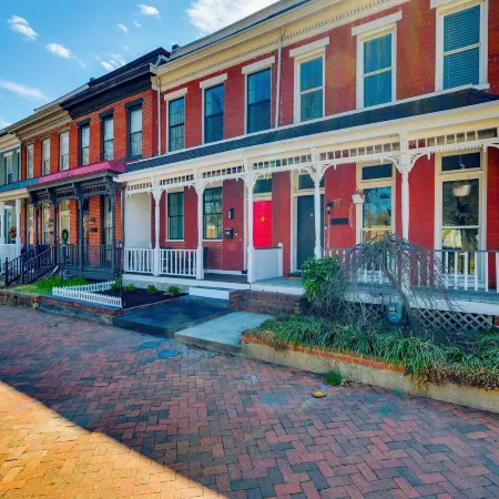 1 Mi to Dtwn: Hot Tub Haven in Richmond!