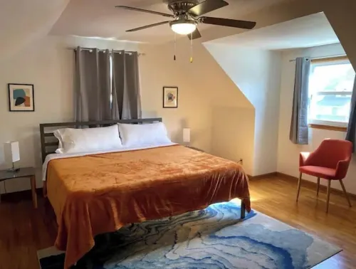 • Lively Cottage 2 King Beds 4 Bed 2 Bath •