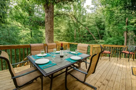 Mountain Sanctuary with Hot Tub and Game Room - Charming Retreat Отели в г. Фэрвью