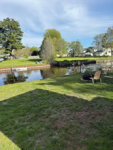 Charming 3-bedroom riverside cottage in brilliant Tawas City