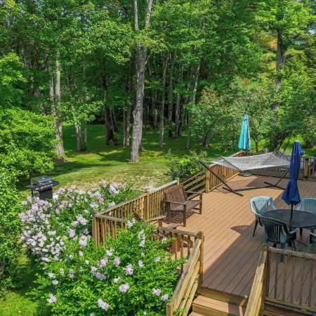 4 Bdr w/ Private Hot Tub, Backyard and Deck!