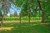 Vineyard Villa Hotels near Inniskillin Wines