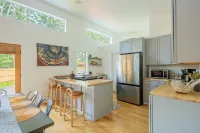 Modern Cabin Retreat Private Pool & Hot Tub Close to Hits Saugerties 3Br