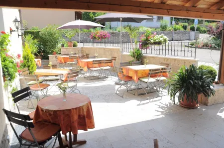 Gasthaus Tauberstube Отели в г. Креглинген